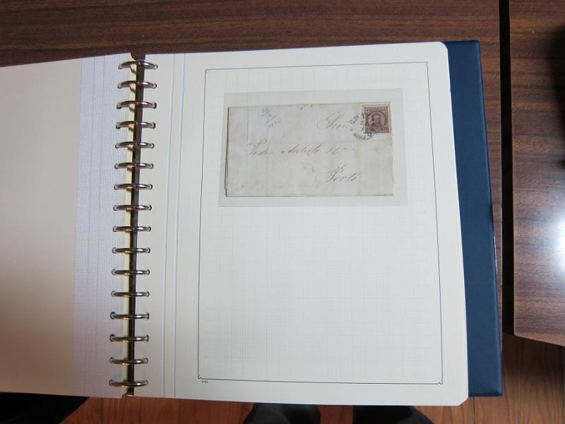 0019 (93).JPG -     Lote:    19      Marcofilia      Lotes Especiais       Descrição:         Portugal. Colecção especializada de carimbos de duplo círculo, tipo 1852, montada em 4 álbuns Lindner, com selos de diversas emissões e cartas, com estudo minucioso de cada marca. Lote a ver.         Lote       Valor Base:     &euro; 2.500,00     Valor Venda:     Retirado     